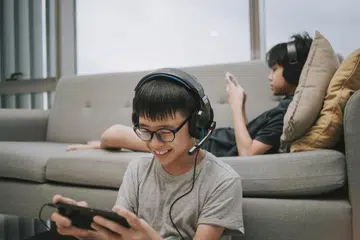 Komunikasi terbuka antara ibu bapa dengan anak mengenai topik keselamatan memupuk kepercayaan, yang meningkatkan kemungkinan anak akan meminta bantuan ibu bapa apabila sesuatu yang berbahaya berlaku, kata penulis.