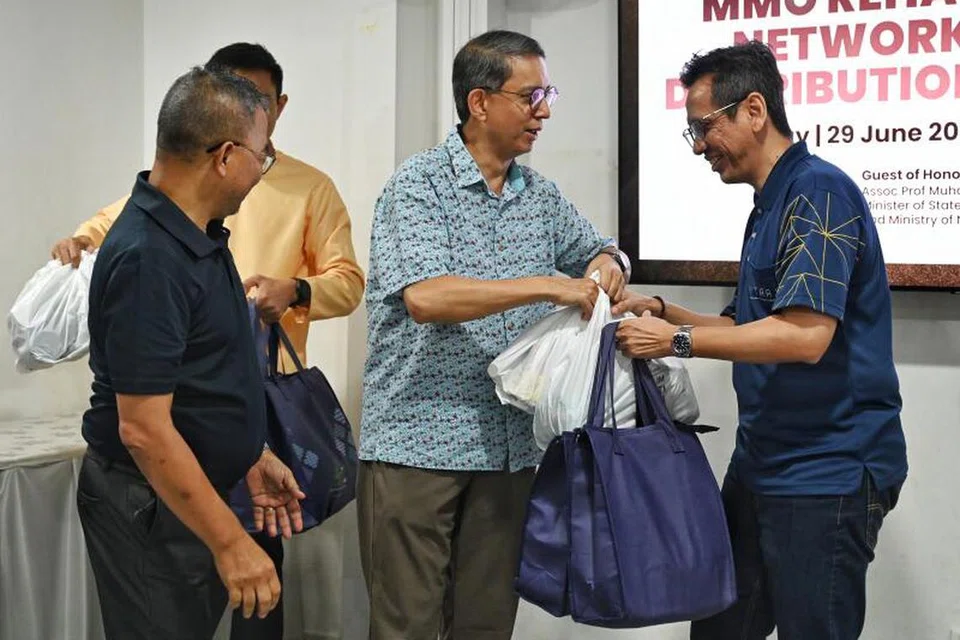 Sekitar 200 benefisiari, di bawah skop 11 Organisasi Melayu/Muslim (MMO), menerima daging korban serta barangan makanan tambahan di bawah program, SalamSG Gives, pada 29 Jun di Masjid An-Nur. Program agihan ini dihadiri Menteri Negara (Ehwal Dalam Negeri merangkap Pembangunan Negara), Profesor Madya Dr Muhammad Faishal Ibrahim (dua dari kanan). 