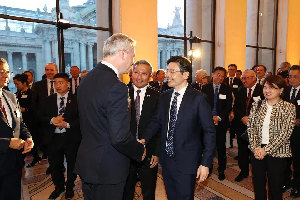 Timbalan Perdana Menteri, Encik Lawrence Wong bersalaman dengan Menteri Ekonomi, Kewangan, Perindustrian dan Kedaulatan Digital Perancis, Encik Bruno Le Maire di perasmian pejabat Temasek di Paris, pada 10 April 2024. Turut hadir, (di kanan DPM Wong) Menteri Ehwal Luar, Dr Vivian Balakrishnan. 