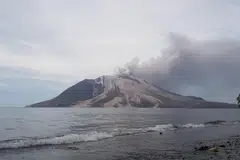 Beberapa siri letusan dari Gunung Ruang, bermula pada 16 April, telah memaksa ribuan orang berpindah. 
