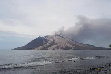 Beberapa siri letusan dari Gunung Ruang, bermula pada 16 April, telah memaksa ribuan orang berpindah. 