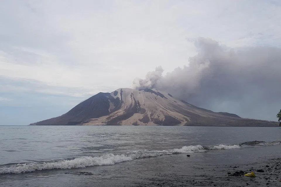 Beberapa siri letusan dari Gunung Ruang, bermula pada 16 April, telah memaksa ribuan orang berpindah. 
