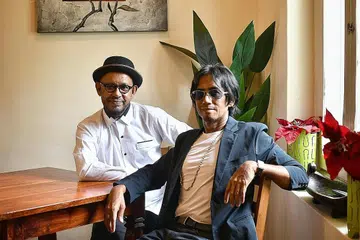 HARAPAN 2021: Raffy Aspier (kiri) dan Art Fazil akan menemui penonton di Konsert Alive Vol. 1 pada 21 Januari ini. - Foto BM oleh ARIFFIN JAMAR