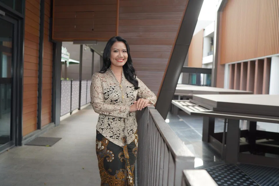 CIK NURSHA ISMAIL:  Berpengalaman luas dalam dunia penyiaran, Cik Nursha ingin memain peranan memupuk minat membaca dalam kalangan belia.