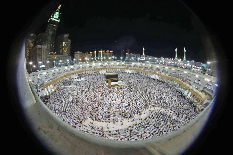 Menyahut seruan Haji: TUNAI RUKUN ISLAM KELIMA: Jemaah haji memenuhi setiap ruang Masjidil Haram di Makkah untuk melakukan solat, tawaf dan ibadah lain pada Rabu lalu. Sekitar dua juta Muslim dari setiap pelosok dunia dijangka menunaikan ibadah haji tahun ini, dengan kemuncak rukun Islam kelima itu - wuquf, atau Hari Arafah, iaitu apabila semua jemaah berkumpul di Padang Arafah - dijangka pada Isnin. - Foto AFP