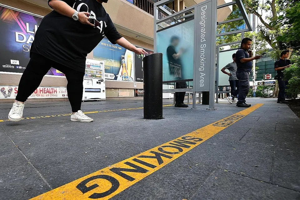 RUANG MEROKOK: Mulai 1 Januari lalu, Orchard Road termasuk dalam Zon Dilarang Merokok dan perokok hanya dibenarkan merokok di Kawasan Merokok yang Ditetapkan (DSA) Sehingga Mac 31 mereka yang didapati merokok di luar kawasan yang ditetapkan akan diberi amaran lisan. Setelah itu, pesalah bentan dan mereka yang didapati berbuat demikian mulai 1 April ini, akan dikenakan denda sehingga $1,000. - Foto BH oleh LIM YAOHUI