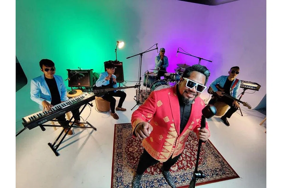 WARISI NYALA RASA BAPA: Rudi Salim, anak Allahyarham Salim I, berusaha mengembalikan nostalgia irama yang diperjuangkan oleh bapanya bersama band The Wisma II. - Foto ihsan RUDI SALIM 