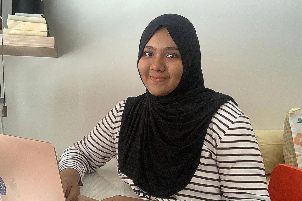 MINAT BIDANG KEWARTAWANAN: Setelah menerima keputusan peperiksaan peringkat GCE 'O', Cik Zubaidah memilih untuk menyambung pelajarannya ke Politeknik Temasek yang menawarkan diploma dalam perhubungan dan pengurusan media, walaupun beliau sebenarnya layak untuk ke JC. - Foto ihsan ZUBAIDAH MOHAMMED EUSOFF