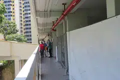 JALANKAN TANGGUNGJAWAB: Penduduk menghadirkan diri di kolong blok di tingkat empat Blok 9 Jalan Kukoh semalam untuk membuat ujian swab wajib bagi Covid-19. - Foto-foto BH oleh ZULAIQAH ABDUL RAHIM