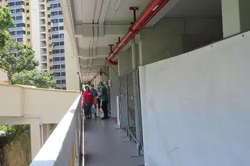 JALANKAN TANGGUNGJAWAB: Penduduk menghadirkan diri di kolong blok di tingkat empat Blok 9 Jalan Kukoh semalam untuk membuat ujian swab wajib bagi Covid-19. - Foto-foto BH oleh ZULAIQAH ABDUL RAHIM