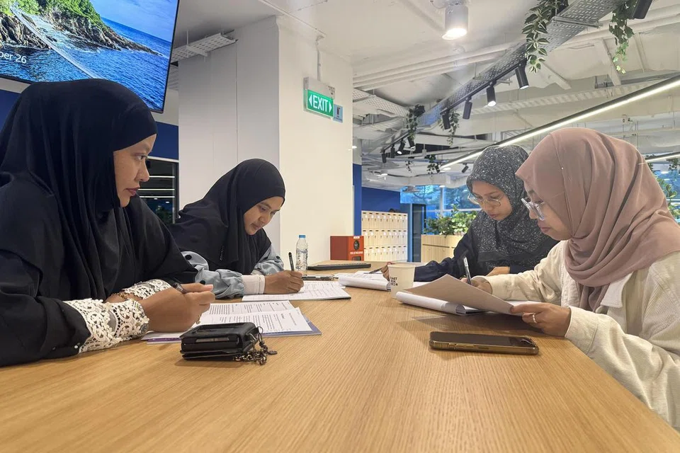 Bengkel media yang dianjurkan bersama oleh Berita Harian dan masjid bertujuan melengkapkan kakitangan masjid dengan kemahiran penulisan kreatif dan menghasilkan video ringkas. (Dari kiri) Cik Siti Shawaliza Adi dari Masjid Ahmad Ibrahim; Cik Iradania Syamsul Adhil dari Masjid Maarof; Cik Nurulhuda Md Noh dari Masjid Wak Tanjong; dan Cik Nur Adlina Adam dari Masjid Al-Mawaddah. 