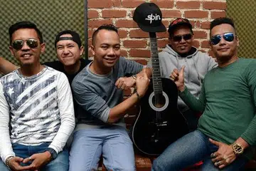 KEMBALI 'MENYENGAT': Spin yang kini dianggotai (dari kiri) Awis, Fidaz, Aie, Shah dan Raymie bertekad menghasilkan single saban tahun bagi membangkitkan semangat lama yang berapi-api mewarnai industri seni. - Foto TAUFIK A. KADER