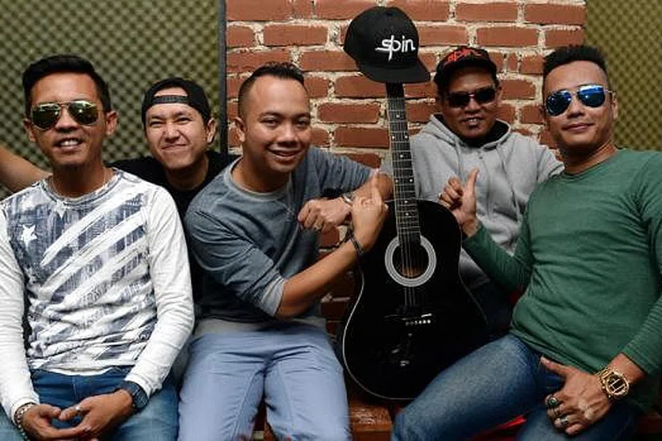 KEMBALI 'MENYENGAT': Spin yang kini dianggotai (dari kiri) Awis, Fidaz, Aie, Shah dan Raymie bertekad menghasilkan single saban tahun bagi membangkitkan semangat lama yang berapi-api mewarnai industri seni. - Foto TAUFIK A. KADER