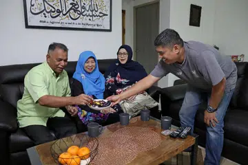 SALING TOLONG RINGANKAN BEBAN: (Dari kiri) Encik Abdul Wahab Ahmad, Cik Tuminam Tukimin, anak mereka, Cik Nilam Abdul Wahab dan menantu, Encik Azhar Osman. Anak perempuan Cik Tuminam turut menyumbang kepada akaun CPFnya, yang membantu meringankan beban kewangannya ketika mendapatkan rawatan perubatan. 