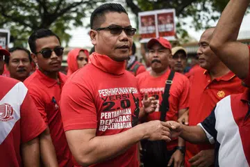 Datuk Jamal Yunos dan sembilan kawannya ditahan bagi membantu siasatan berhubung kecurian yang didakwa berlaku di sebuah pusat hiburan di Ampang, iaitu antara beberapa tempat yang dikatakan diserbu kumpulan itu.