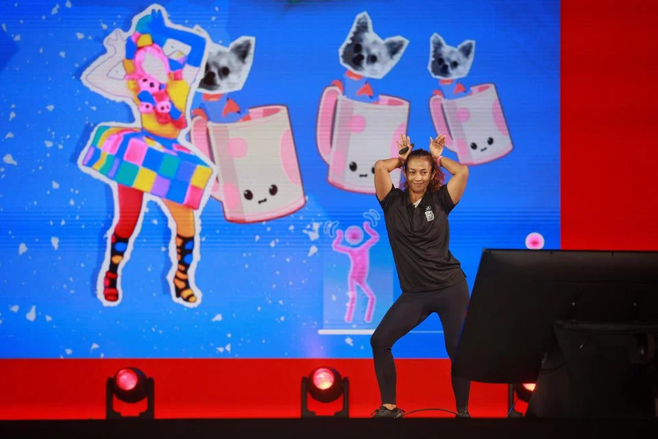 TANDING TARI: Siti Zhywee Ramle menunjukkan gerak-geri kemas semasa sesi latihan bagi acara Just Dance. 