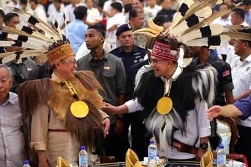 Perdana Menteri Malaysia, Datuk Seri Anwar Ibrahim (kanan), dan Premier Sarawak, Tan Sri Abang Johari Tun Openg (kiri), menghadiri Majlis Ramah Mesra Perdana Menteri bersama Pemimpin Komuniti Masyarakat Daerah Kapit.