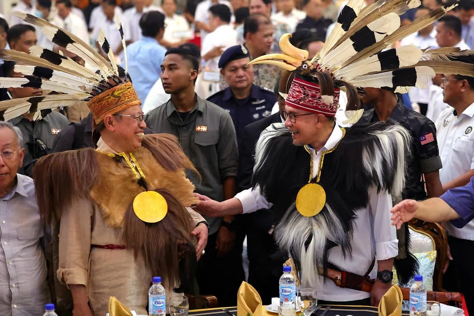 Perdana Menteri Malaysia, Datuk Seri Anwar Ibrahim (kanan), dan Premier Sarawak, Tan Sri Abang Johari Tun Openg (kiri), menghadiri Majlis Ramah Mesra Perdana Menteri bersama Pemimpin Komuniti Masyarakat Daerah Kapit.