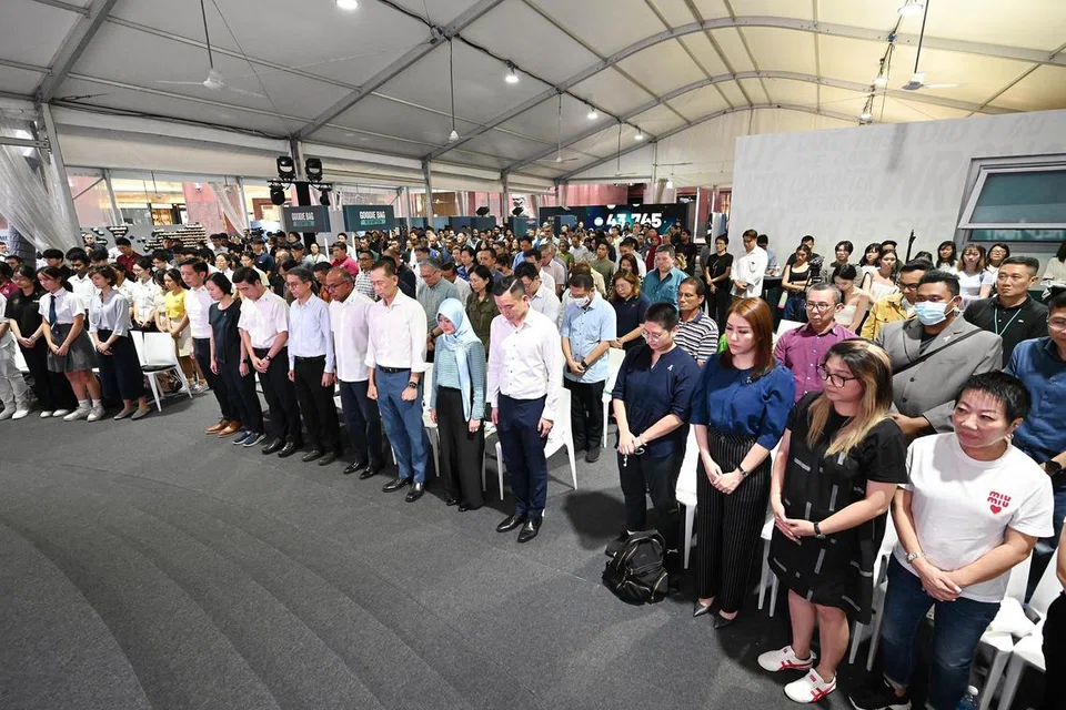Menteri Ehwal Dalam Negeri merangkap Undang-Undang, Encik K. Shanmugam, bersama lebih 250 hadirin di Ngee Ann Civic Plaza melakukan penghormatan sempena Hari Memperingati Mangsa Dadah pada 17 Mei.