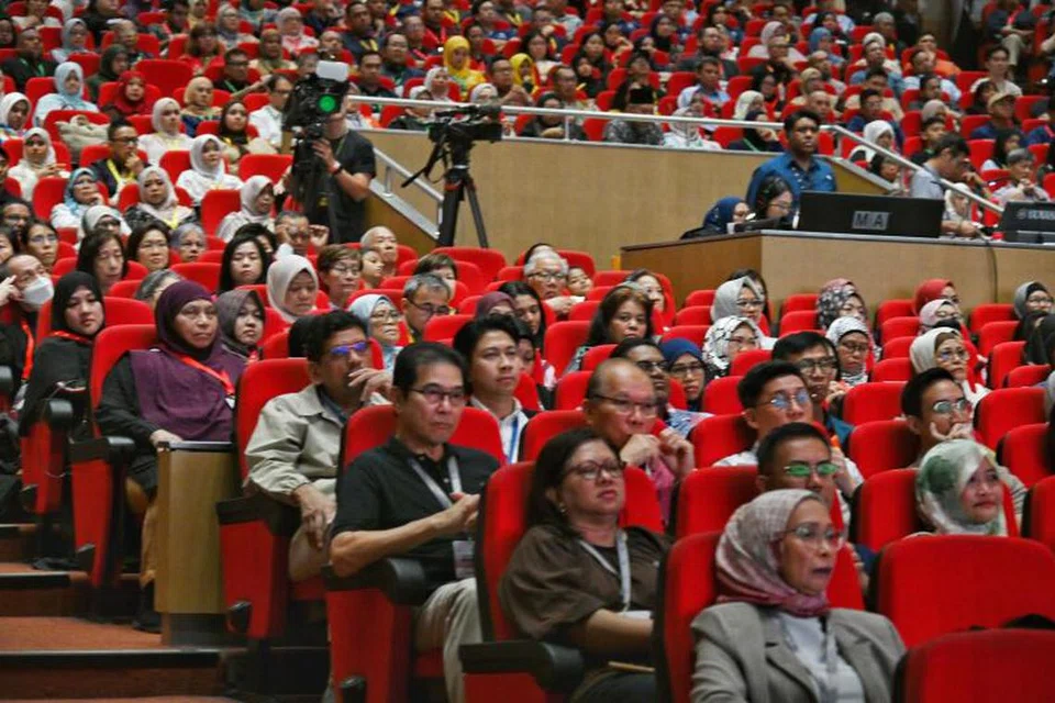 Hadirin daripada pelbagai lapisan masyarakat menyertai Forum M³ yang meraikan ulang tahun kelima rangkaian tersebut.