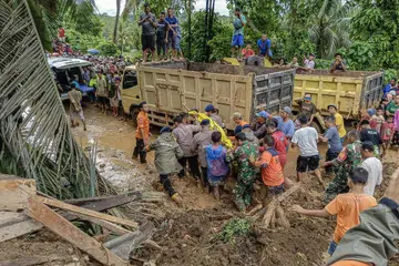 Gambar yang diedarkan Badan Nasional Pengurusan Bencana  (BNPB) pada 10 Mac menunjukkan penyelamat memindahkan mayat mangsa tanah runtuh di Padang Pariaman, wilayah Sumatera Barat, Indonesia.