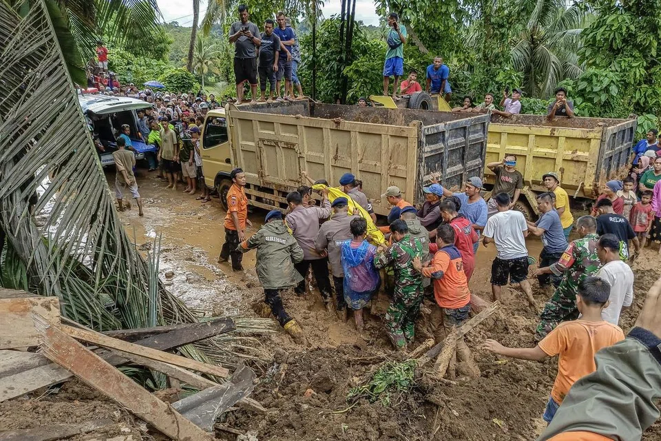 Gambar yang diedarkan Badan Nasional Pengurusan Bencana  (BNPB) pada 10 Mac menunjukkan penyelamat memindahkan mayat mangsa tanah runtuh di Padang Pariaman, wilayah Sumatera Barat, Indonesia.
