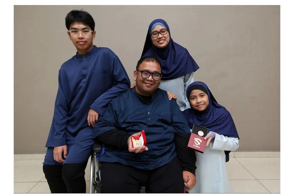 Encik Muhammad Rizal Mansoor (duduk di tengah), meraih kejayaan memperolehi pendapatan $10,000 sebulan berkat kegigihannya menjual manisan berperisa coklat, Choco Albab. Bersamanya ialah isteri, Cik Siti Rabiatul Khairiah Jumadi (dua dari kanan) dan anak mereka, Muhammad Rizal (kiri) dan Aathirah Rabiatul Adawiyah.