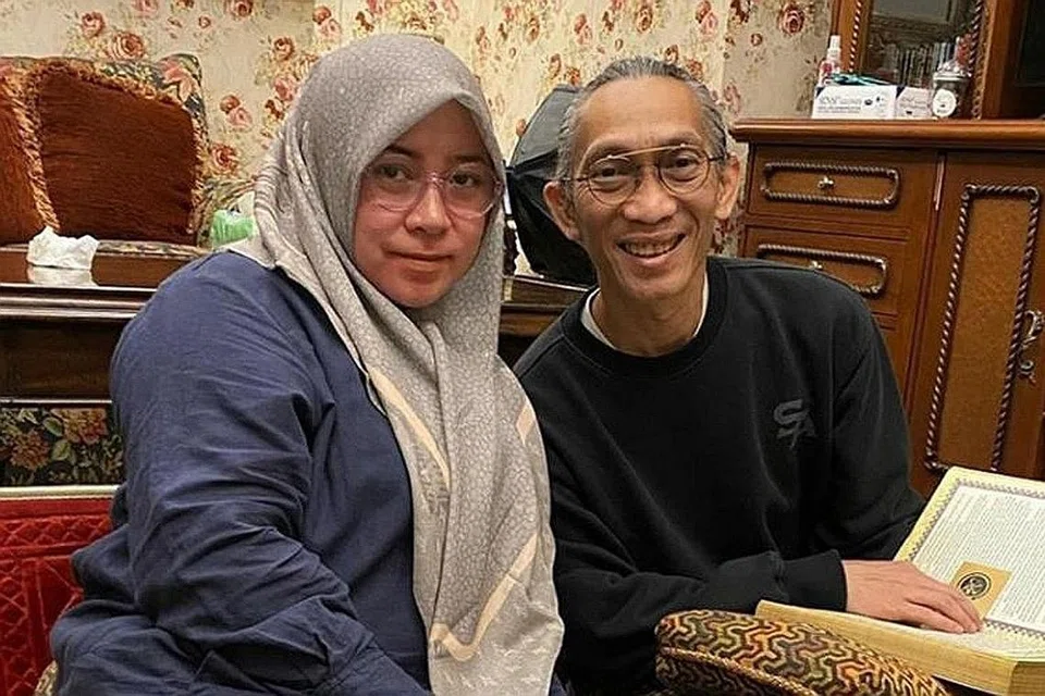 SANTAI SAHAJA: Melly Goeslaw (kiri) dan Anto Hoed tidak membesarkan perkara kecil bagi utuhkan mahligai yang dibina selama 26 tahun. - Foto KOMPAS