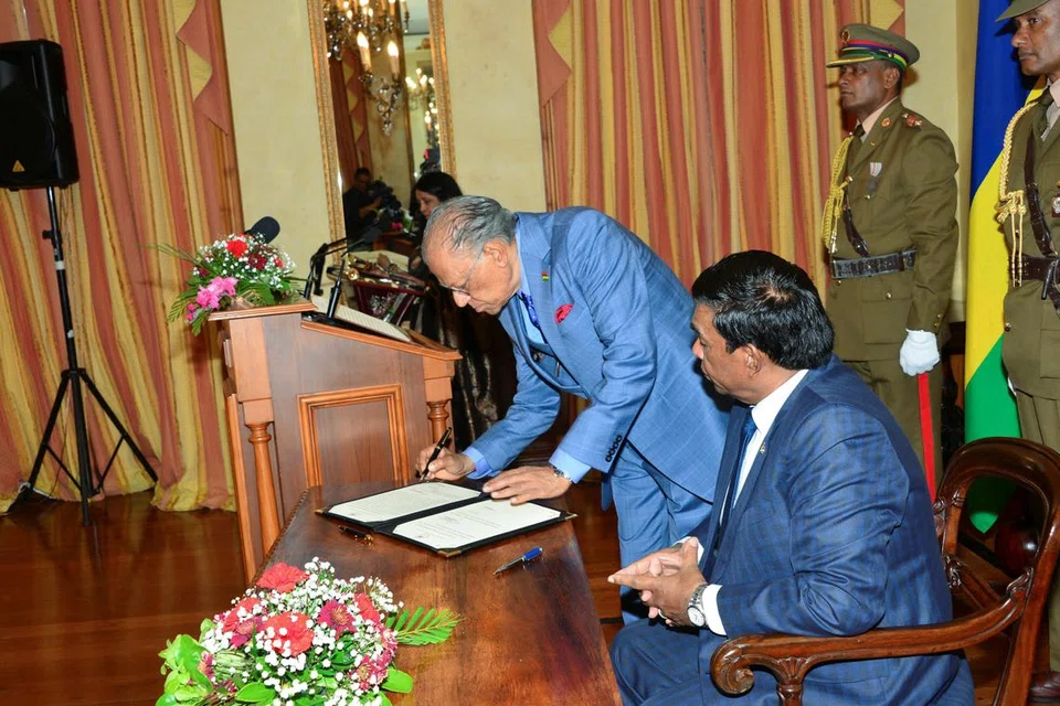 Perdana Menteri Mauritius, Dr Navinchandra Ramgoolam (kiri), pada majlis angkat sumpahnya sambil disaksikan oleh Presiden Prithvirajsing Roopun, di Reduit, Mauritius, pada 13 November. 