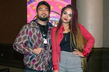 SATUKAN IDEA 'GILA': Mimifly dan Ryan Sufiyan yang popular dengan lagu 'Gila' adalah artis dari negara berbeza yang bekerjasama bagi menghasilkan karya hebat yang dicalonkan bagi APM. - Foto BH oleh ZALEHA ABDUL KADER