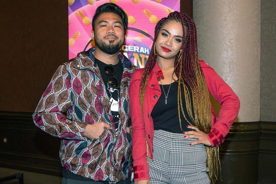 SATUKAN IDEA 'GILA': Mimifly dan Ryan Sufiyan yang popular dengan lagu 'Gila' adalah artis dari negara berbeza yang bekerjasama bagi menghasilkan karya hebat yang dicalonkan bagi APM. - Foto BH oleh ZALEHA ABDUL KADER