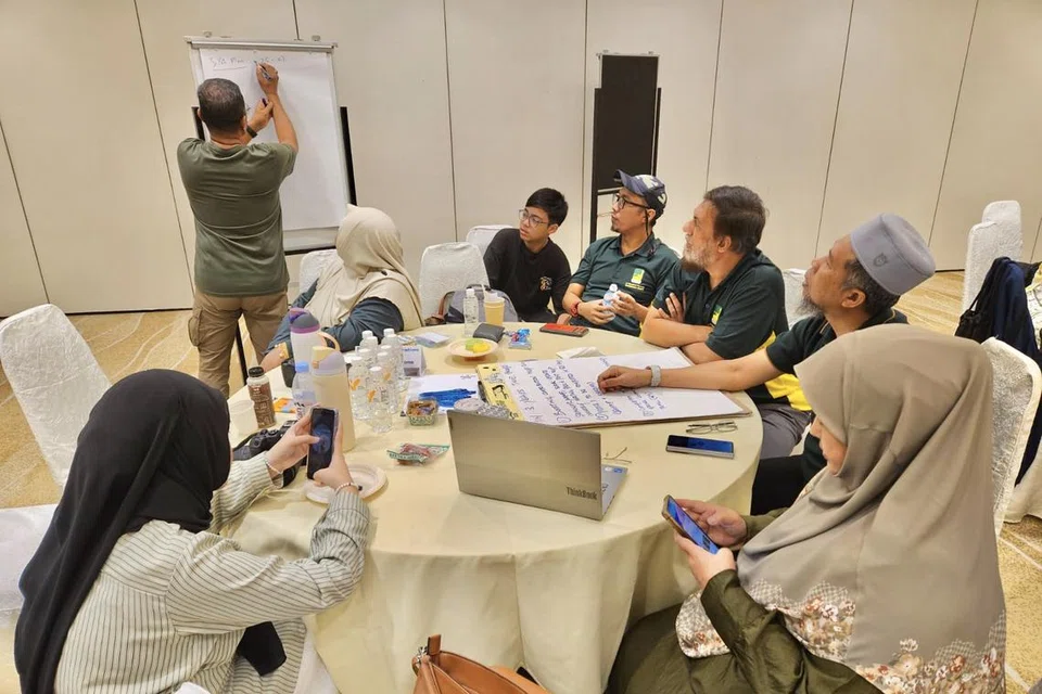 Sesi melontar idea dalam perbincangan hangat pada acara rahat bersama tersebut. 