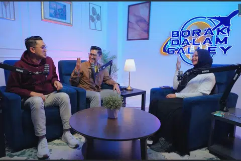 Pelakon Singapura, Norseha Sani (kanan), bersama (dari kiri) CK Faizal dan Zarul Umbrella, dalam satu episod podcast ‘Borak Dalam Galley’ yang membincangkan kerjaya dalam industri penerbangan. 