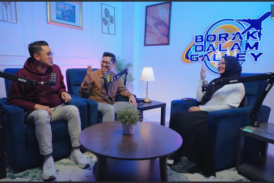 Pelakon Singapura, Norseha Sani (kanan), bersama (dari kiri) CK Faizal dan Zarul Umbrella, dalam satu episod podcast ‘Borak Dalam Galley’ yang membincangkan kerjaya dalam industri penerbangan. 