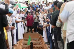 Di pusara tempat bersemadinya Allahyarham Ustaz Tengku Mohamad Fouzy.