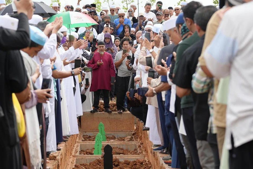 Di pusara tempat bersemadinya Allahyarham Ustaz Tengku Mohamad Fouzy.