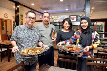 GABUNG KEPAKARAN: Pemilik Seri, Cik Raeesah (dua dari kanan) bersama (dari kiri) konsultan restoran itu, Cef Amri, pelabur bersama yang juga bapa beliau, Encik Farid Khan, dan pengurus restoran Le Steak, Cik Hanny Tiara. - Foto M.O. SALLEH
