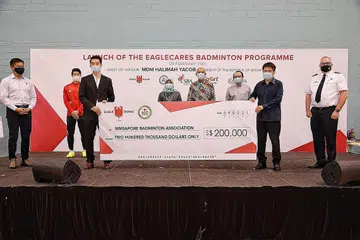 BANTU KANAK-KANAK YANG MEMERLUKAN: (Dari kiri) Speaker Parlimen Encik Tan Chuan Jin; pemain badminton nasional, Loh Kean Yew; Pengarah Kumpulan Borden Eagle Group, Encik Adam Yeo; Presiden Halimah Yacob; suami Presiden yang juga penaung tertinggi SBA, Encik Mohamed Abdullah Alhabshee; Presiden Jamiyah Dr Mohd Hasbi Abu Bakar; Presiden SBA,Encik Lawrence Leow; dan Komander Salvation Army bagi Singapura, Malaysia dan Myanmar Kolonel Rodney S. Walters, ketika pelancaran Program Badminton EagleCares semalam. - Foto: PERSATUAN BADMINTON SINGAPURA