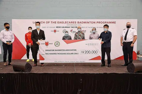 BANTU KANAK-KANAK YANG MEMERLUKAN: (Dari kiri) Speaker Parlimen Encik Tan Chuan Jin; pemain badminton nasional, Loh Kean Yew; Pengarah Kumpulan Borden Eagle Group, Encik Adam Yeo; Presiden Halimah Yacob; suami Presiden yang juga penaung tertinggi SBA, Encik Mohamed Abdullah Alhabshee; Presiden Jamiyah Dr Mohd Hasbi Abu Bakar; Presiden SBA,Encik Lawrence Leow; dan Komander Salvation Army bagi Singapura, Malaysia dan Myanmar Kolonel Rodney S. Walters, ketika pelancaran Program Badminton EagleCares semalam. - Foto: PERSATUAN BADMINTON SINGAPURA