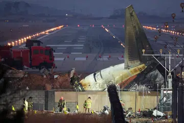 Pasukan penyelamat sedang memeriksa serpihan di lokasi nahas pesawat Jeju Air Boeing 737-800 yang terhempas dan terbakar di Lapangan Terbang Antarabangsa Muan, kira-kira 288 kilometer di barat daya Seoul, Korea Selatan.     