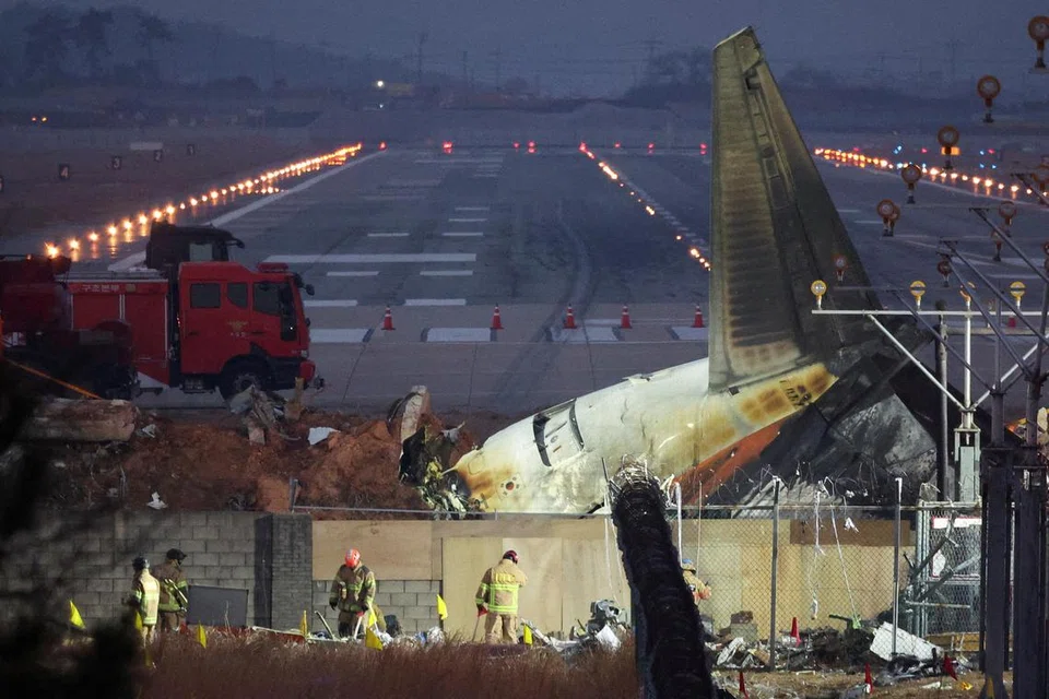Pasukan penyelamat sedang memeriksa serpihan di lokasi nahas pesawat Jeju Air Boeing 737-800 yang terhempas dan terbakar di Lapangan Terbang Antarabangsa Muan, kira-kira 288 kilometer di barat daya Seoul, Korea Selatan.     