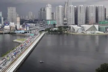 HUBUNGKAN DUA NEGARA: RTS Link akan membantu melancarkan perjalanan orang ramai dari Johor Bahru ke Woodlands. - Foto fail