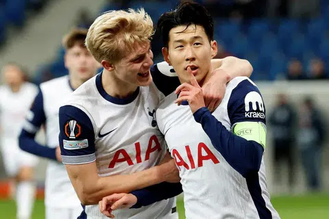 Pemain Spurs, Son Heung-min (kanan), meraikan gol ketiga kelab itu bersama Lucas Bergvall dalam perlawanan menentang Hoffenheim pada 24 Januari (waktu Singapura). 