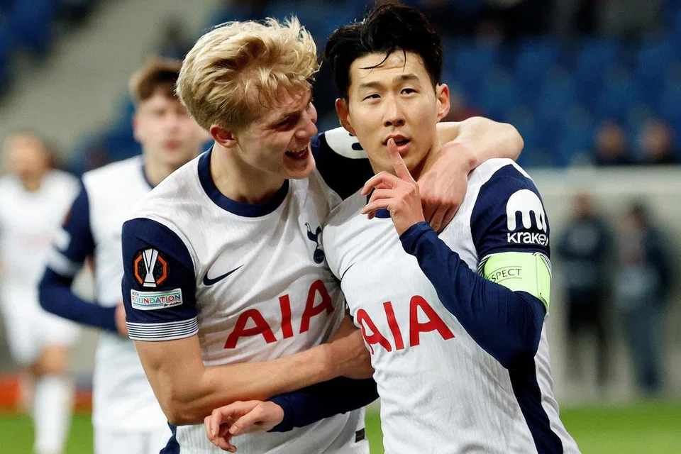 Pemain Spurs, Son Heung-min (kanan), meraikan gol ketiga kelab itu bersama Lucas Bergvall dalam perlawanan menentang Hoffenheim pada 24 Januari (waktu Singapura). 