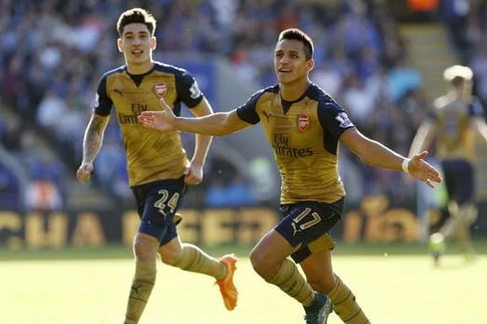 PAMER AKSI CEMERLANG: Bintang Arsenal, Alexis Sanchez (jersi 17), meraikan hatrik semasa menentang Leicester pada Sabtu lalu. Kecemerlangannya tentu berita baik menjelang pertemuan dengan Olympiakos dalam Liga Juara-Juara hari ini. - Foto REUTERS