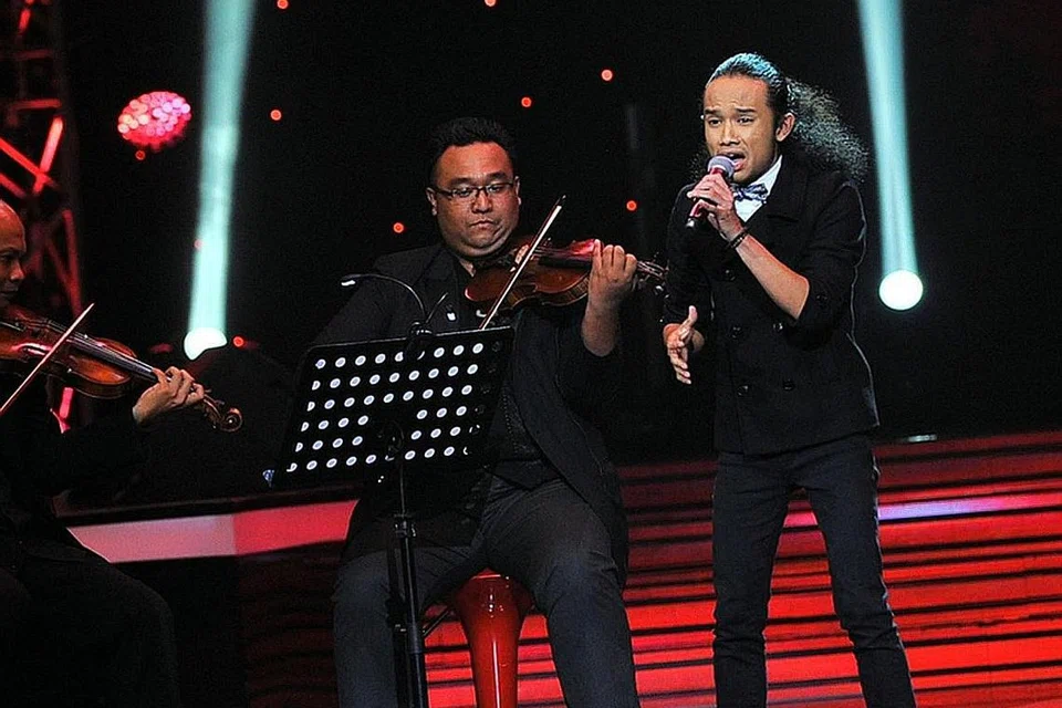 KUASAI PENTAS DENGAN BAIK: Mohammad Amal Syafiq Osman atau lebih dikenali sebagai Amal, dianggap unik dan menampakkan keseronokan menghibur tanpa timbul rasa tertekan di pentas Akademi Fantasia.