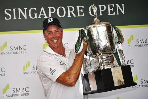 KECAPI KEMENANGAN: Sepanjang minggu pertandingan, Matt Kuchar berjaya mengaut kejohanan untuk 10 pukulan di bawah par lima lubang ke-3 yang meliputi sembilan 'birdies' dan satu 'eagle'. - Foto BH oleh LIM YAOHUI
