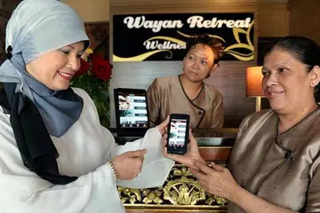 USAHA SAMA BAWA BERKAT: Cik Zarina (kiri) amat kreatif dalam memperkenalkan rawatan baru untuk pelanggannya. - Foto fail