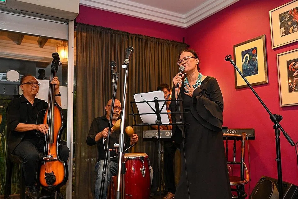 UBATI RINDU: Rozianah Baharudin yang pernah menjadi artis rakaman dan dikenali kerana lagu Jinak-Jinak Merpati hiburkan ramai di restorannya Porta Porta bagi acara makan malam Raya Italia With Rozianah. - Foto-foto BM oleh SHAFIQ APANDI