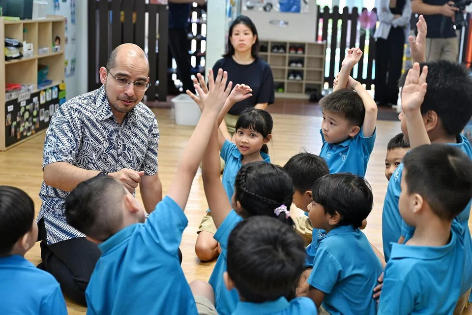 Setiausaha Parlimen Kanan (Pendidikan merangkap Pembangunan Negara), Dr Syed Harun Alhabsyi, berinteraksi dengan kanak-kanak di Tadika Kementerian Pendidikan (MK), MK@WestView di Sengkang, pada 28 Oktober.